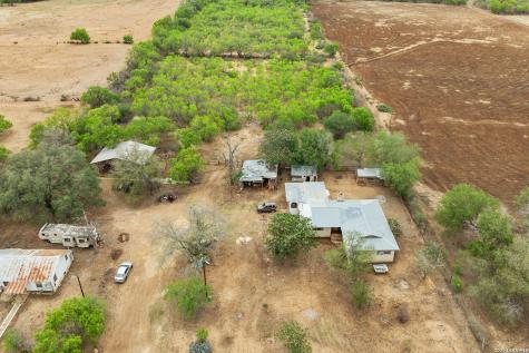 509 W County Road 678 Natalia TX 78059