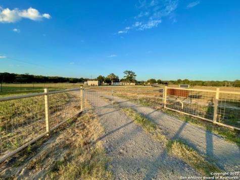 4024 County Road 307 La Vernia TX 78121