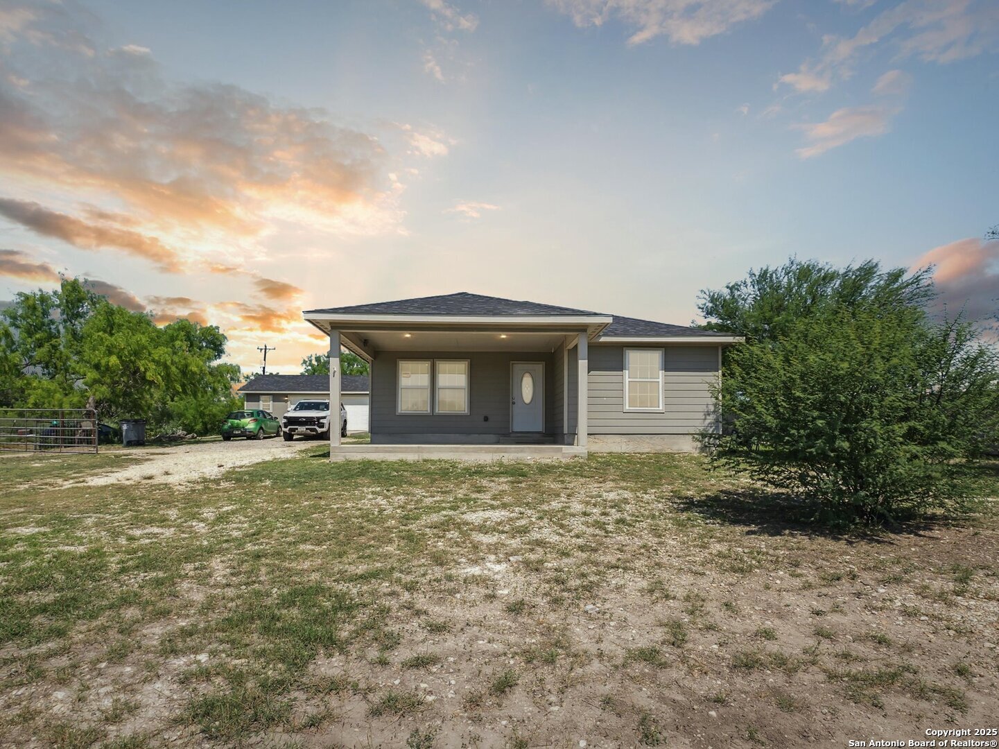 166 E County Road 5719 Natalia TX 78059