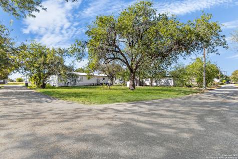 1118 32nd Hondo TX 78861