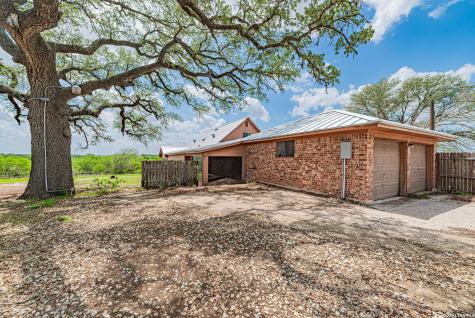 1271 County Road 119 Floresville TX 78114