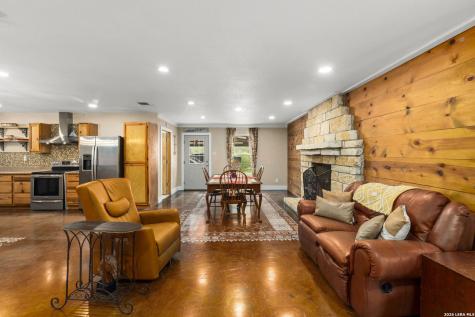 445 Tomblin Road Bigfoot TX 78005
