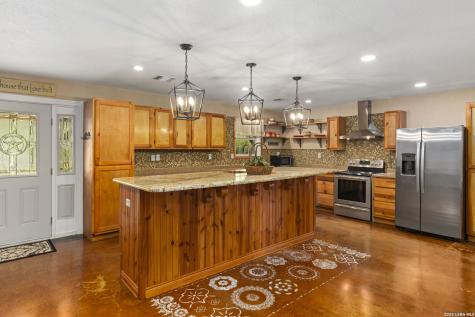 445 Tomblin Road Bigfoot TX 78005