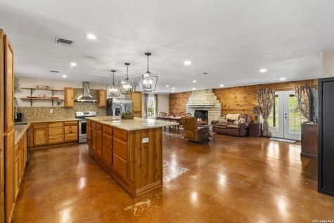 445 Tomblin Road Bigfoot TX 78005