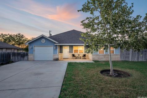 533 Indian Crossing Jourdanton TX 78026