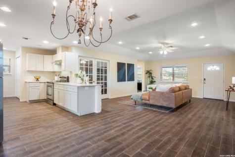 533 Indian Crossing Jourdanton TX 78026