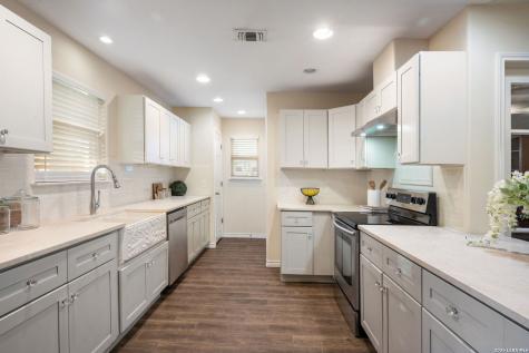 533 Indian Crossing Jourdanton TX 78026