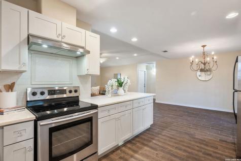 533 Indian Crossing Jourdanton TX 78026
