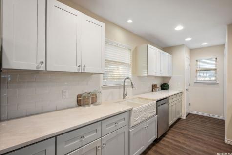 533 Indian Crossing Jourdanton TX 78026