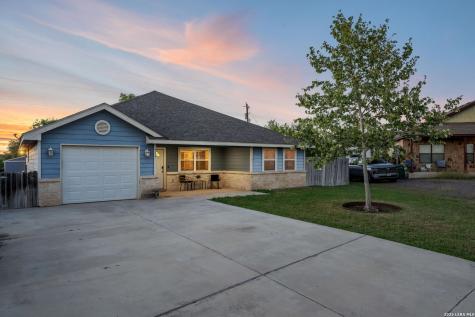 533 Indian Crossing Jourdanton TX 78026