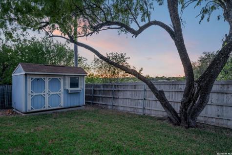 533 Indian Crossing Jourdanton TX 78026
