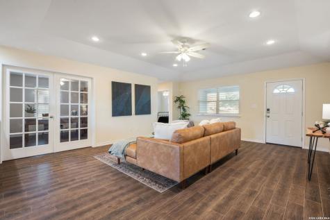 533 Indian Crossing Jourdanton TX 78026