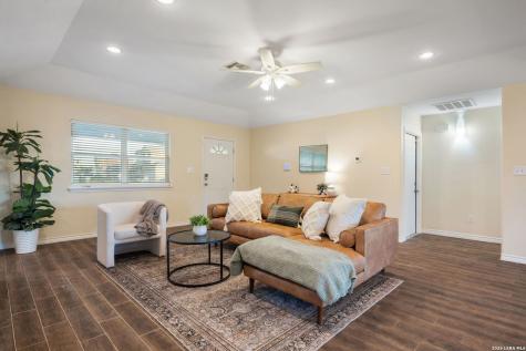 533 Indian Crossing Jourdanton TX 78026