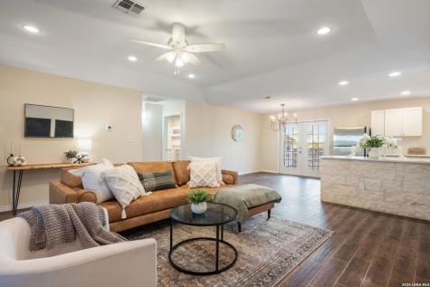 533 Indian Crossing Jourdanton TX 78026