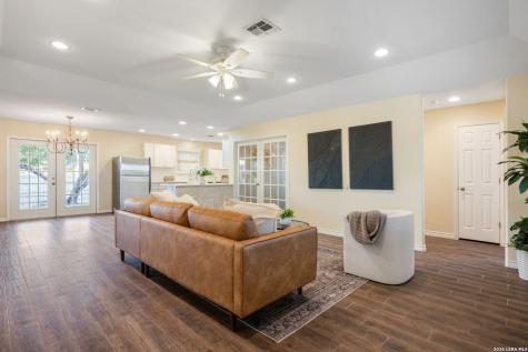 533 Indian Crossing Jourdanton TX 78026