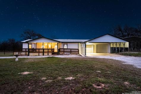 221 Oak Grove La Vernia TX 78121