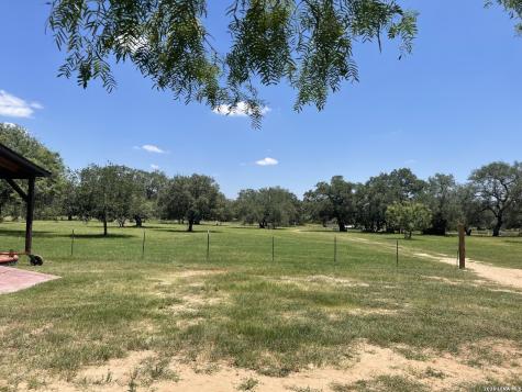 574 County Road 660 Devine TX 78016