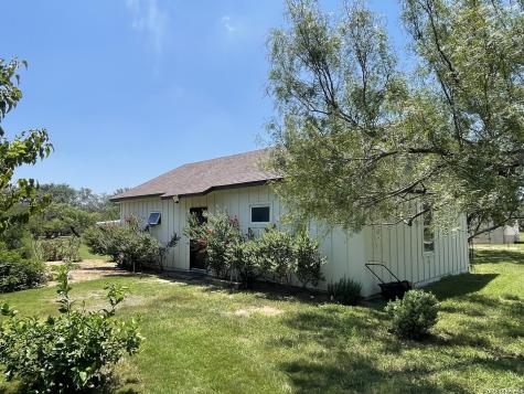 574 County Road 660 Devine TX 78016