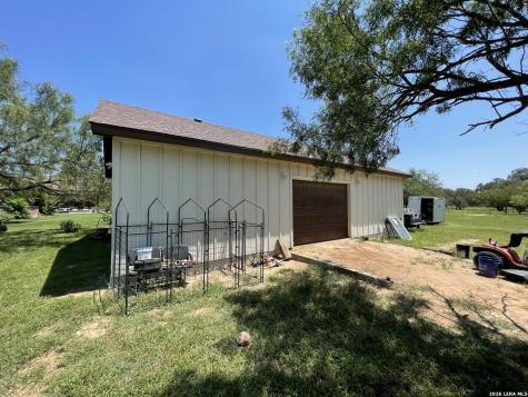 574 County Road 660 Devine TX 78016