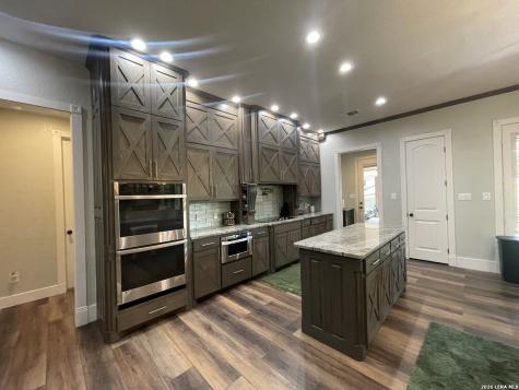 574 County Road 660 Devine TX 78016