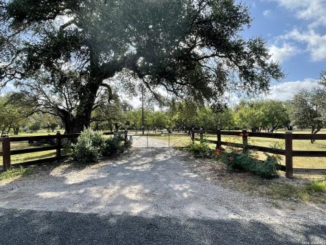 574 County Road 660 Devine TX 78016