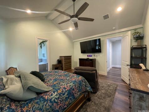 574 County Road 660 Devine TX 78016