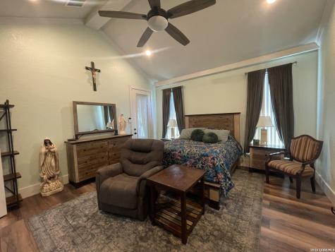 574 County Road 660 Devine TX 78016