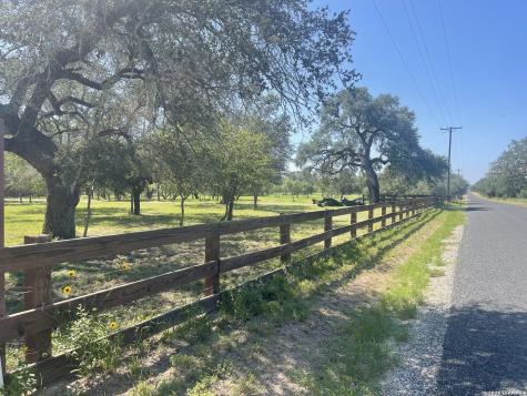 574 County Road 660 Devine TX 78016