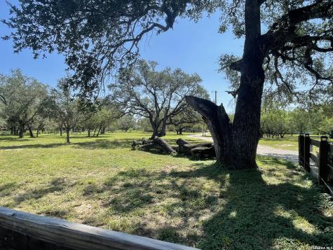 574 County Road 660 Devine TX 78016
