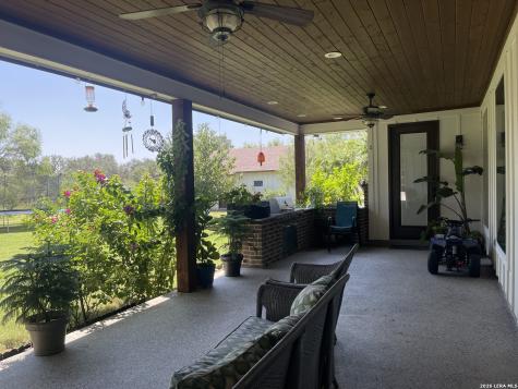 574 County Road 660 Devine TX 78016
