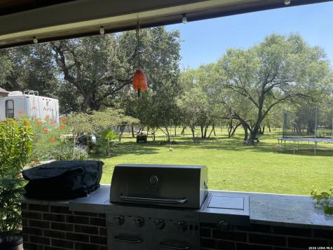 574 County Road 660 Devine TX 78016