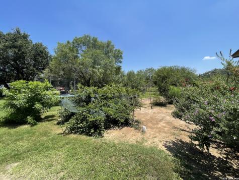 574 County Road 660 Devine TX 78016