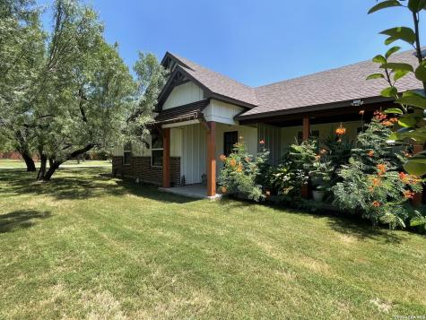 574 County Road 660 Devine TX 78016