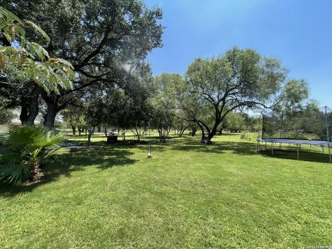 574 County Road 660 Devine TX 78016