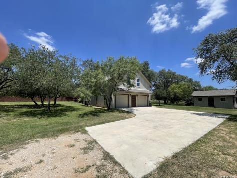 574 County Road 660 Devine TX 78016