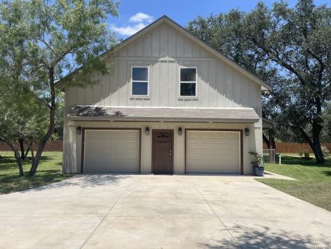 574 County Road 660 Devine TX 78016
