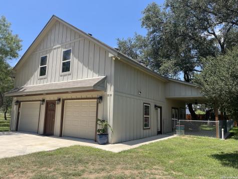 574 County Road 660 Devine TX 78016