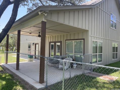 574 County Road 660 Devine TX 78016