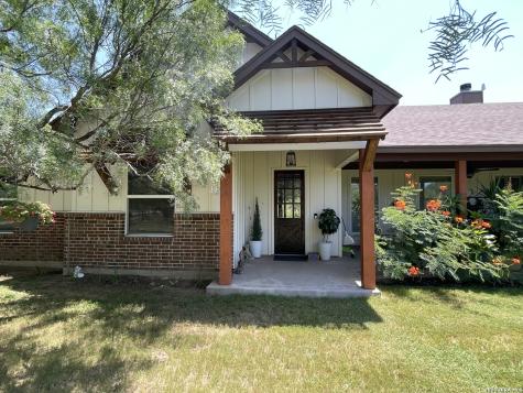 574 County Road 660 Devine TX 78016