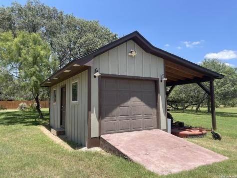 574 County Road 660 Devine TX 78016