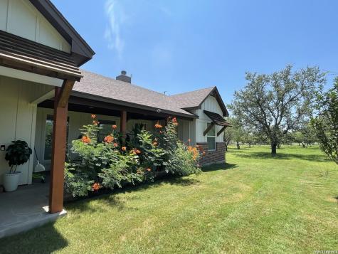 574 County Road 660 Devine TX 78016