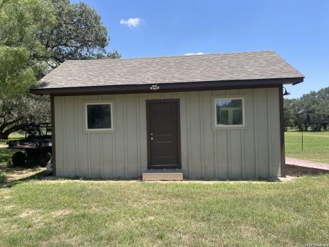 574 County Road 660 Devine TX 78016