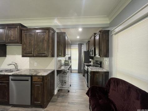 574 County Road 660 Devine TX 78016