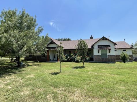 574 County Road 660 Devine TX 78016