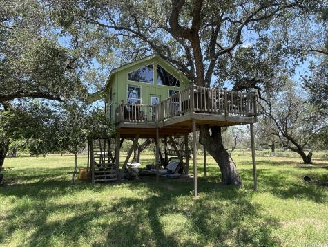 574 County Road 660 Devine TX 78016