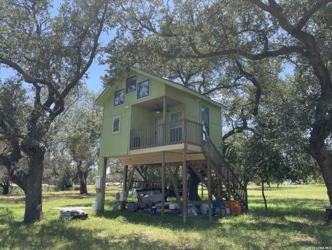 574 County Road 660 Devine TX 78016