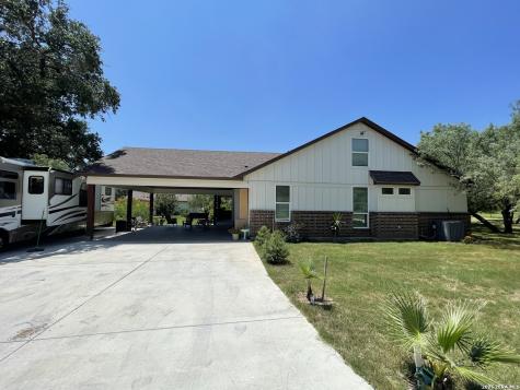 574 County Road 660 Devine TX 78016