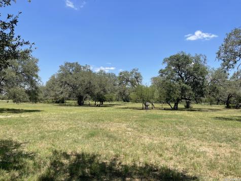 574 County Road 660 Devine TX 78016