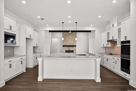 302 Venado Oaks Castroville TX 78009