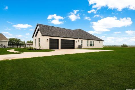 302 Venado Oaks Castroville TX 78009